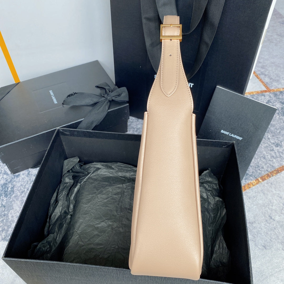 LE 5 À 7 SMALL SUPPLE 23 IN BEIGE LAMBSKIN GOLD BUCKLE