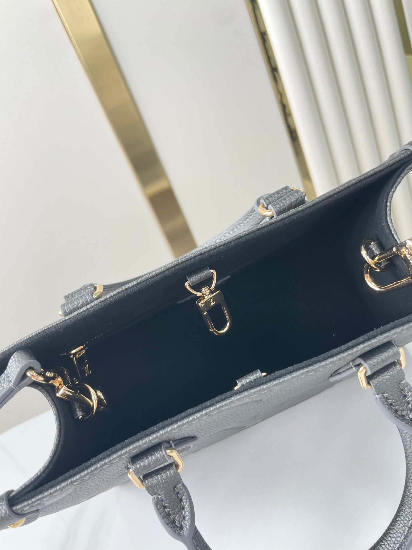 ONTHEGO PM 25 EN CUIR DE VEAU GAUFRÉ MÉTALLISÉ