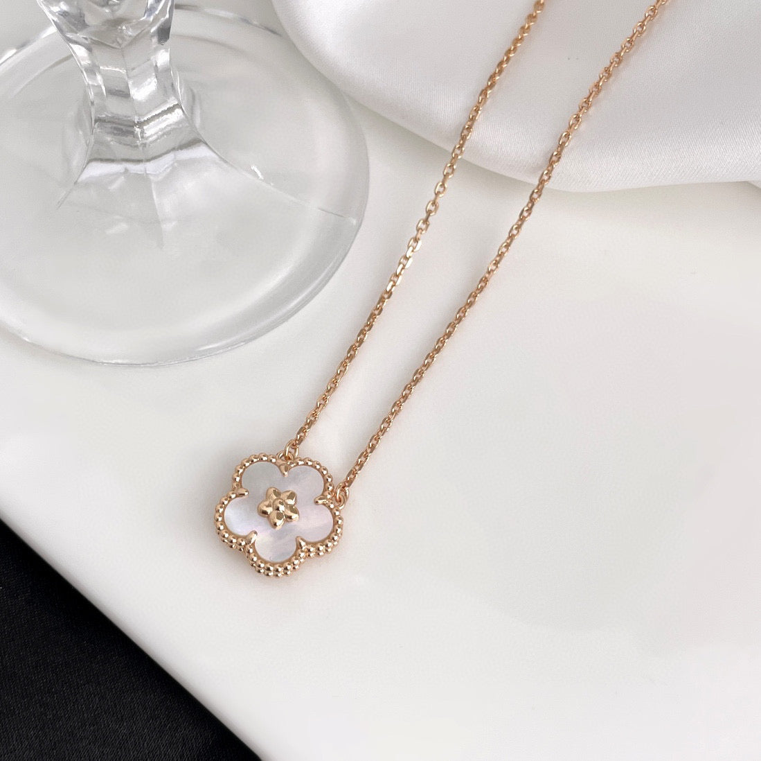 [Shinejoy]LUCKY  WHITE MOP  PLUM BLOSSOM NECKLACE