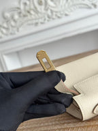 HM KELLY MINI 19 CUIR DE VEAU BLANC FERMOIR DORÉ