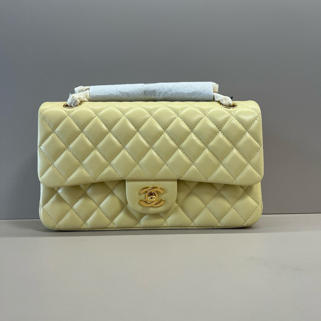 25C FLAP BAG 25 IN YELLOW QUILTED LAMBSKIN GOLD HARDWARE