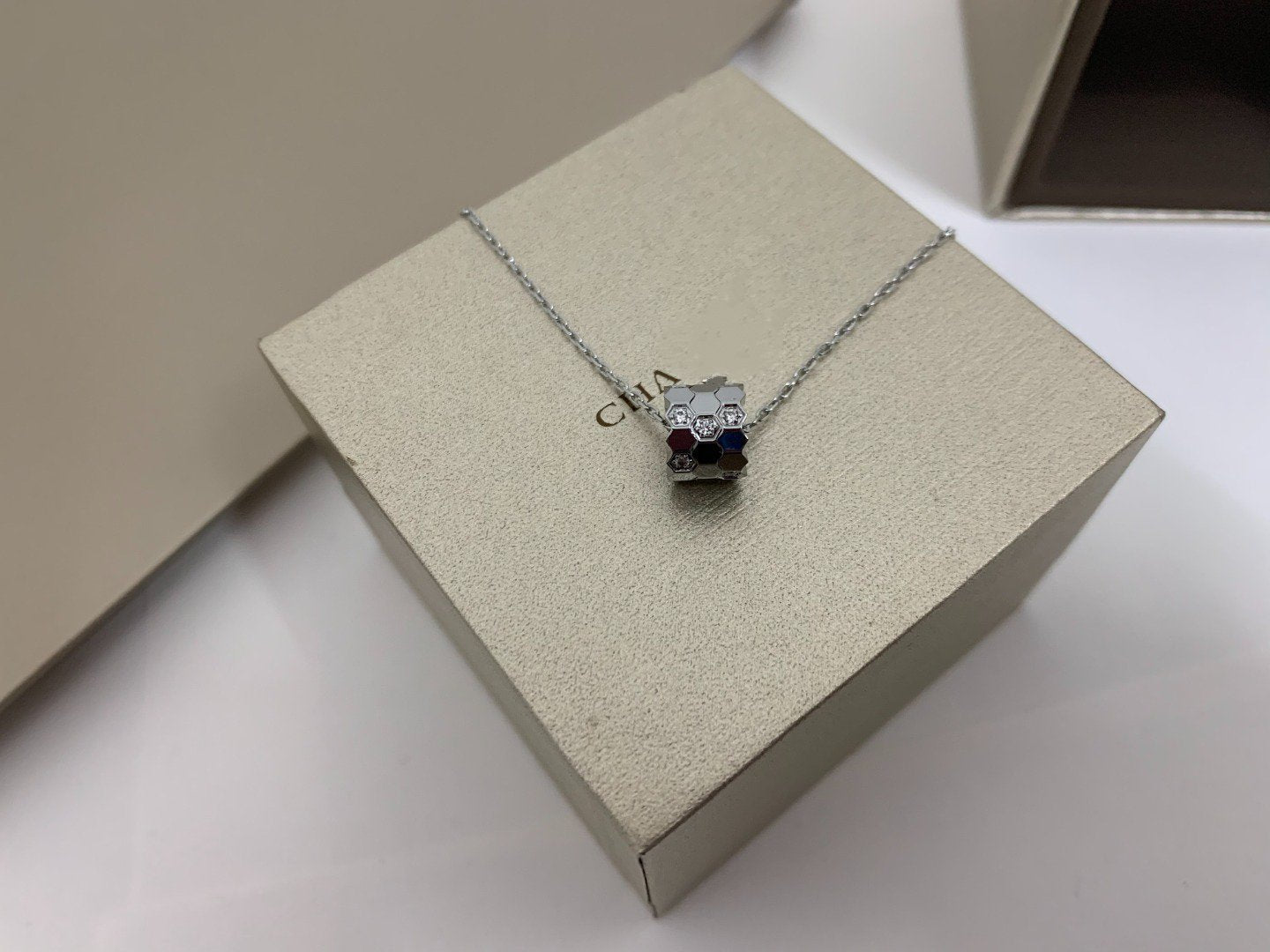 [Shinejoy]BEE LOVE DIAMOND NECKLACE