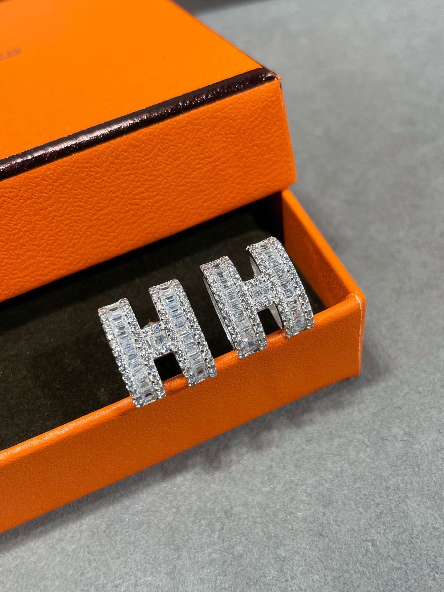 [Shinejoy]H STUD EARRINGS WITH SILVER DIAMONDS