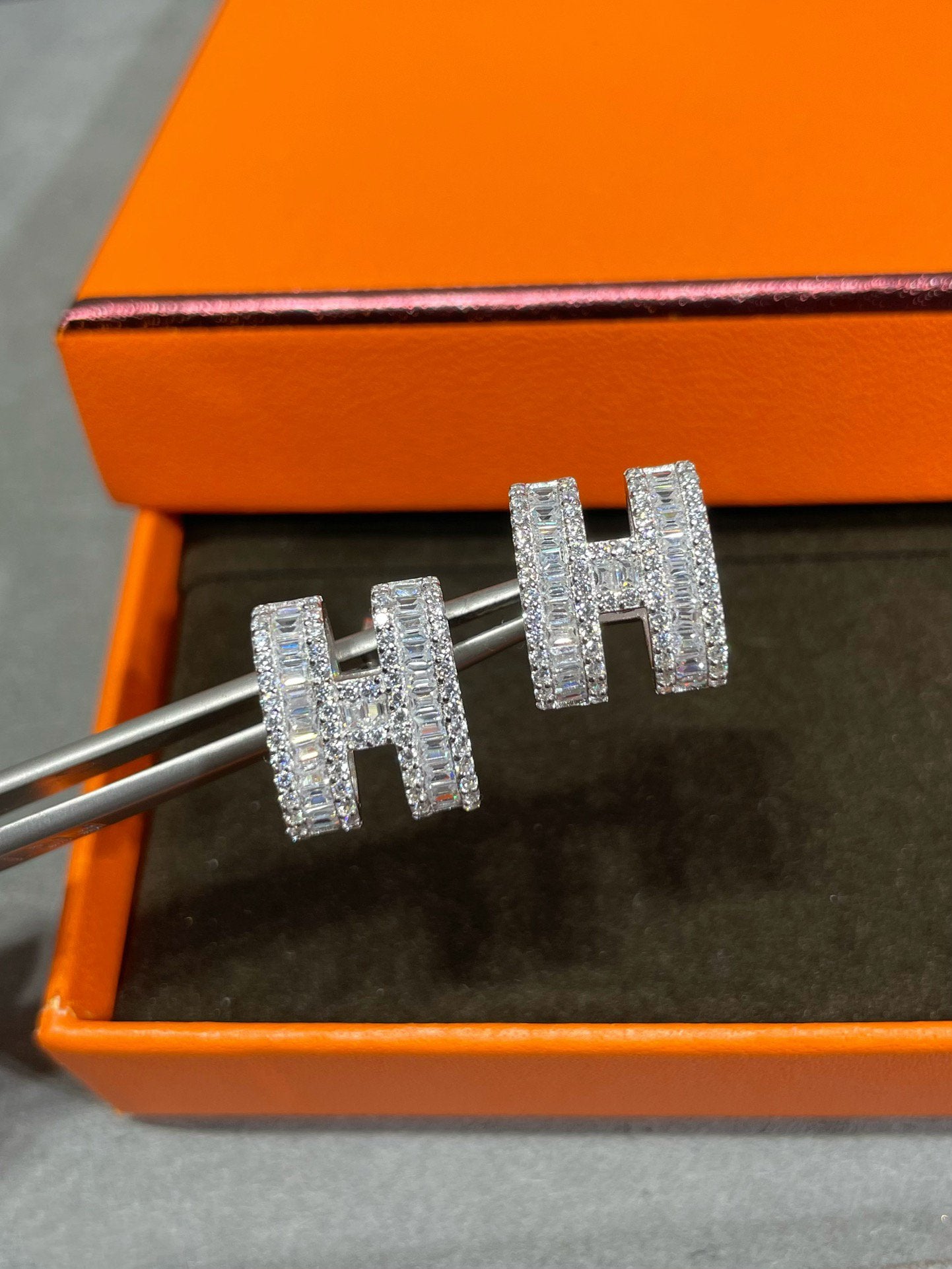 [Shinejoy]H STUD EARRINGS WITH SILVER DIAMONDS