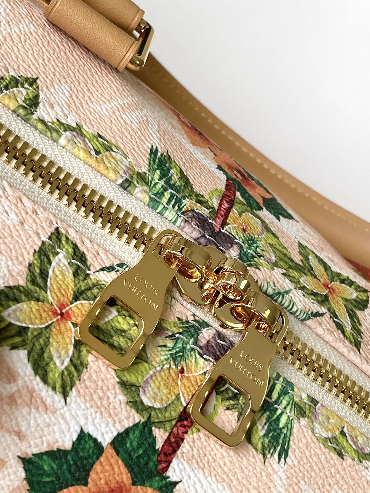 KEEPALL BANDOULIÈRE 50 EN TOILE SURFIN SABLE MOTIFS TROPICAUX MONOGRAMME