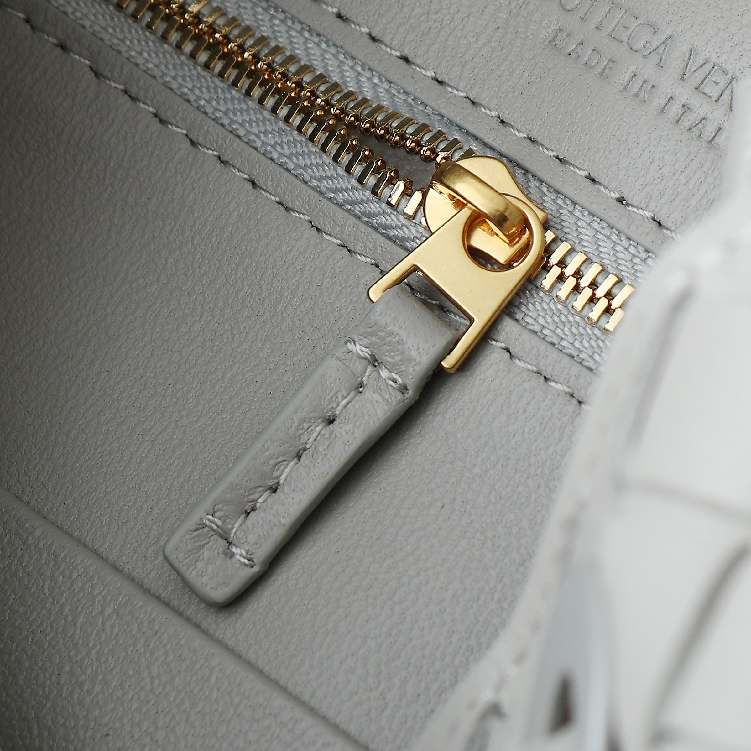 BV スモール アンダモ 25cm グレー ラムスキン