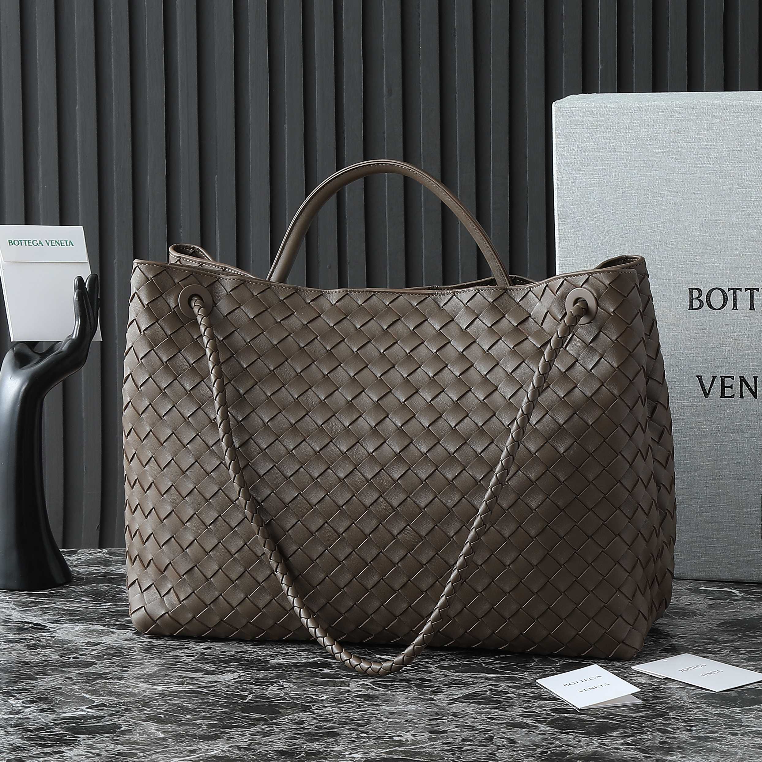 BOTTEGA VENETA 25S LARGE ANDIAMO 42 EN CUIR DE VEAU BRUN FONCÉ DORÉ