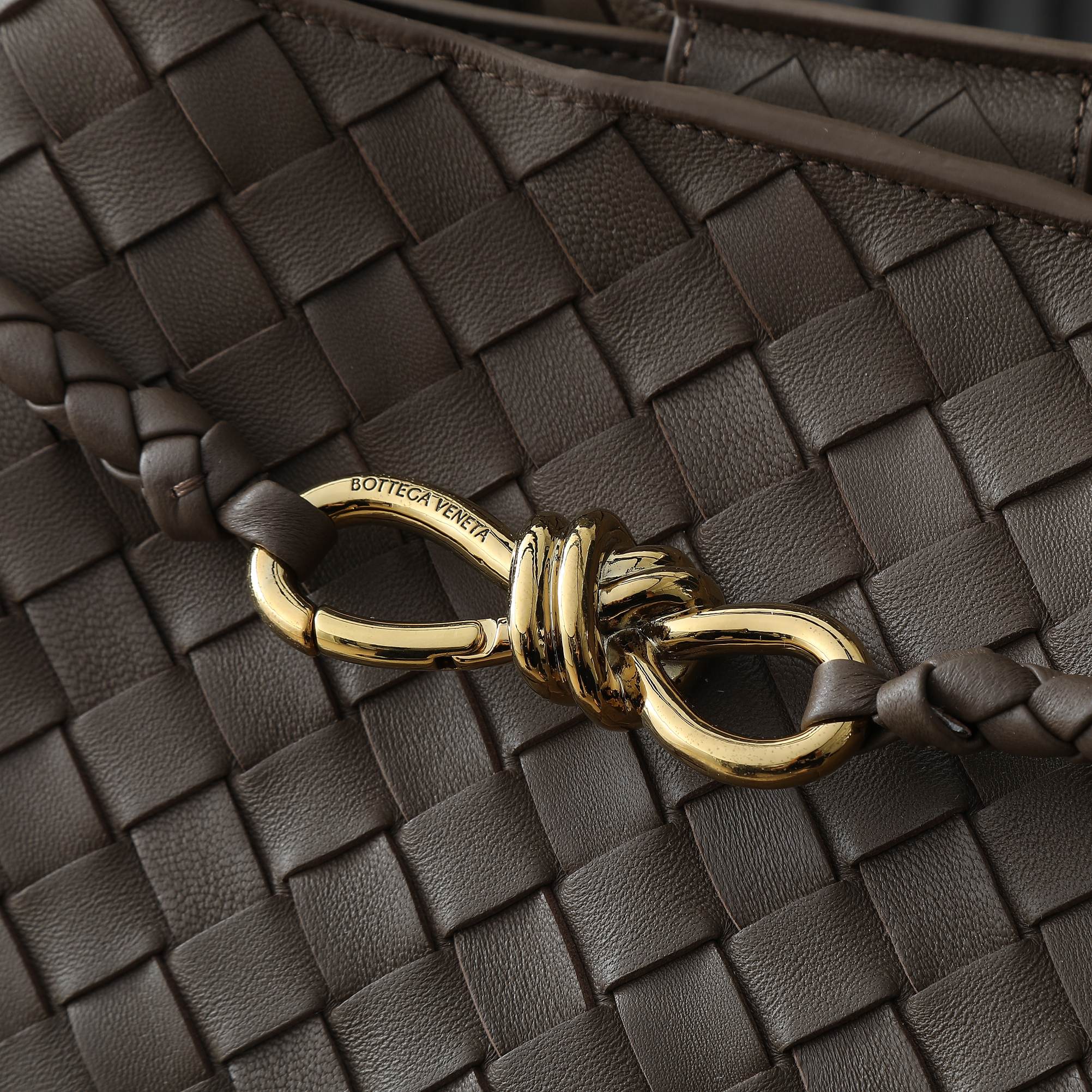 BOTTEGA VENETA 25S LARGE ANDIAMO 42 IN DARK BROWN CALFSKIN GOLD HARDWARE