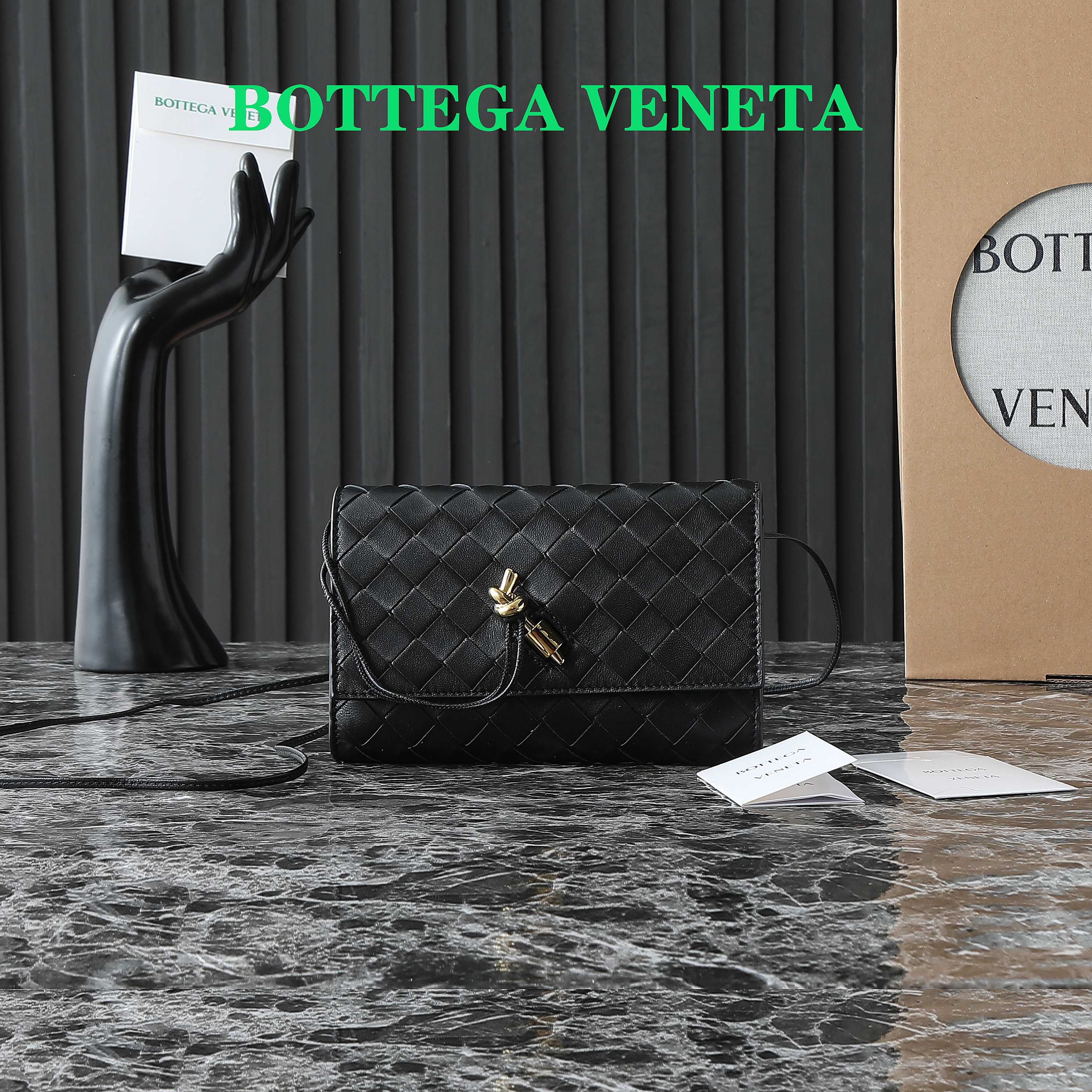 POCHETTE BOTTEGA VENETA 25S ANDIAMO 19 EN CUIR DE VEAU NOIR MATÉRIEL OR