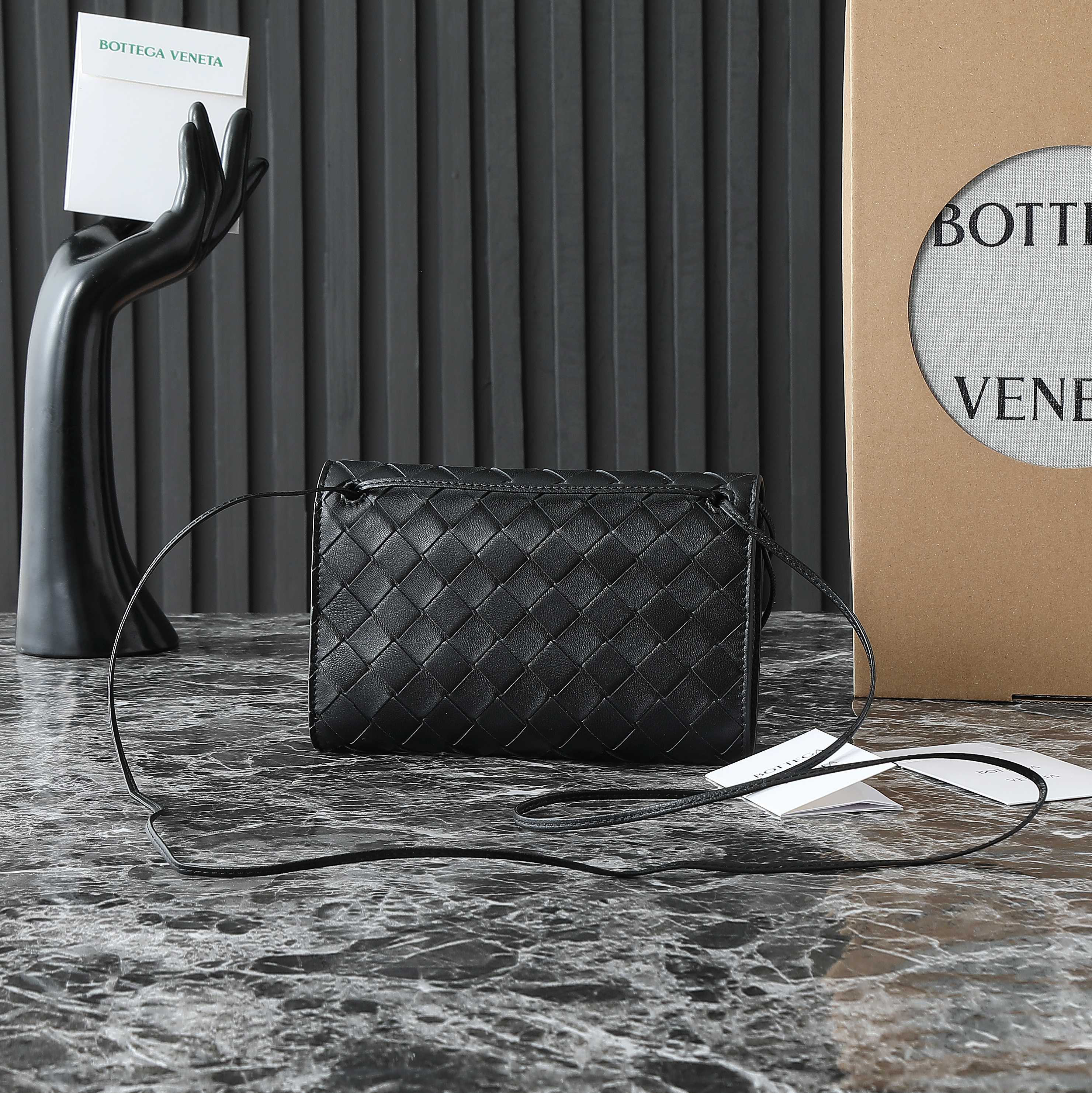 POCHETTE BOTTEGA VENETA 25S ANDIAMO 19 EN CUIR DE VEAU NOIR MATÉRIEL OR