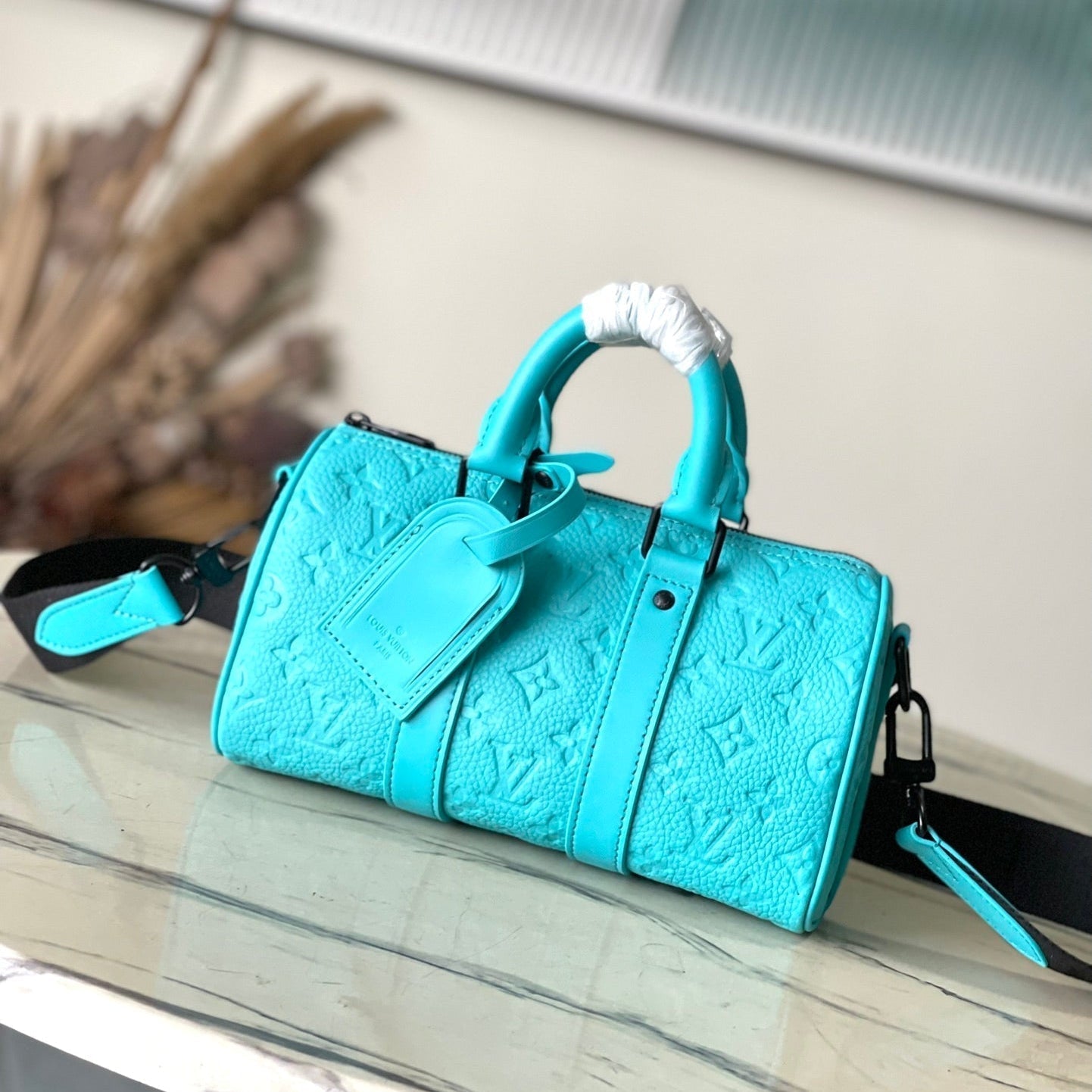 Sac bandoulière Keepall 25 en cuir de veau bleu turquoise monogrammé et embossé
