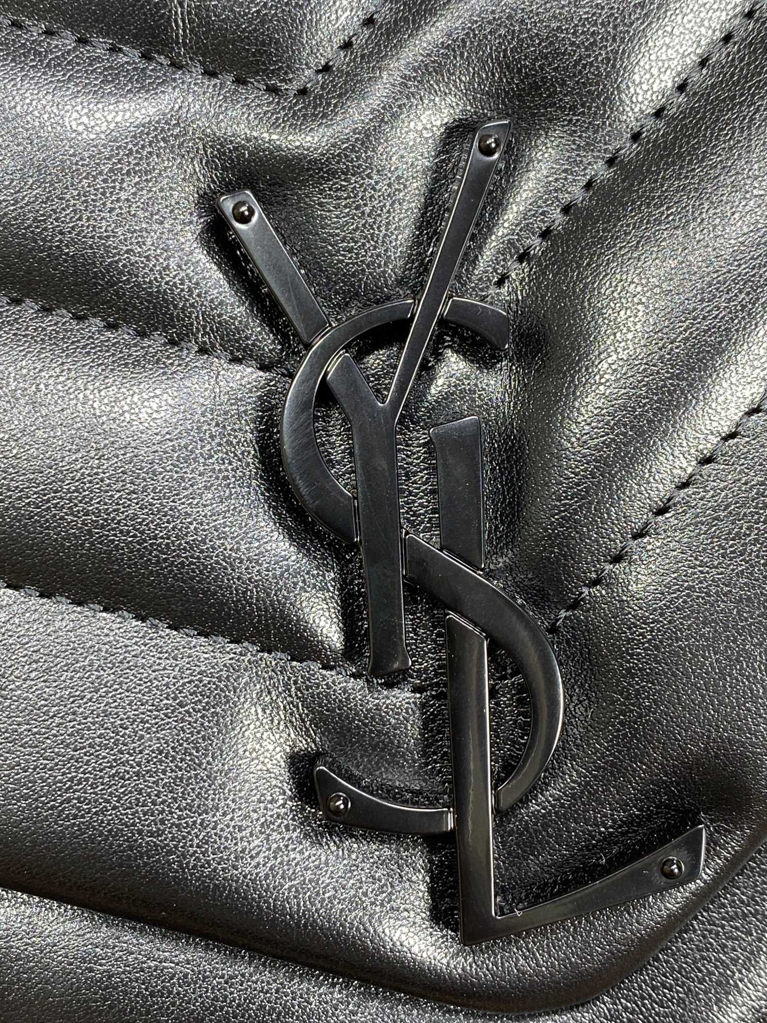 Sac bandoulière LOULOU 32 pouces en cuir d'agneau matelassé noir, fermetures noires