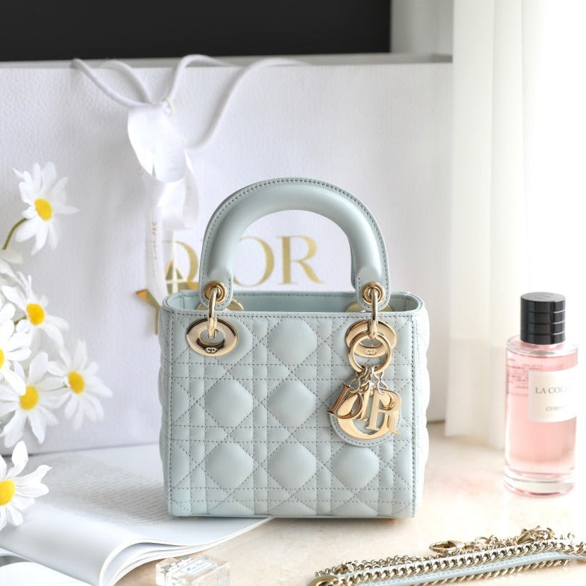 LADY 17 EN CUIR D'AGNEAU BLEU CLAIR À MOTIF CANNAGE