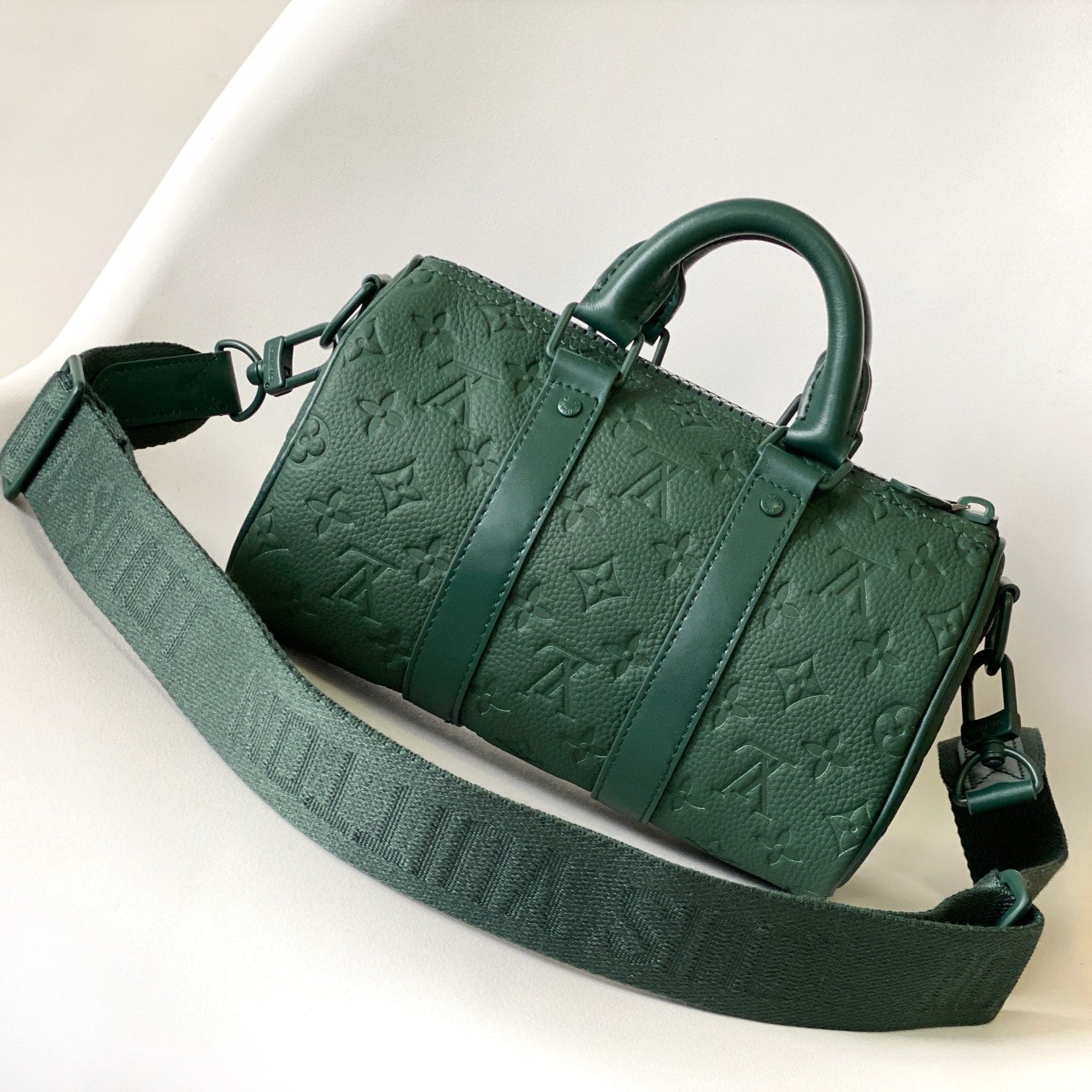 Sac bandoulière Keepall 25 en cuir de veau monogrammé vert forêt