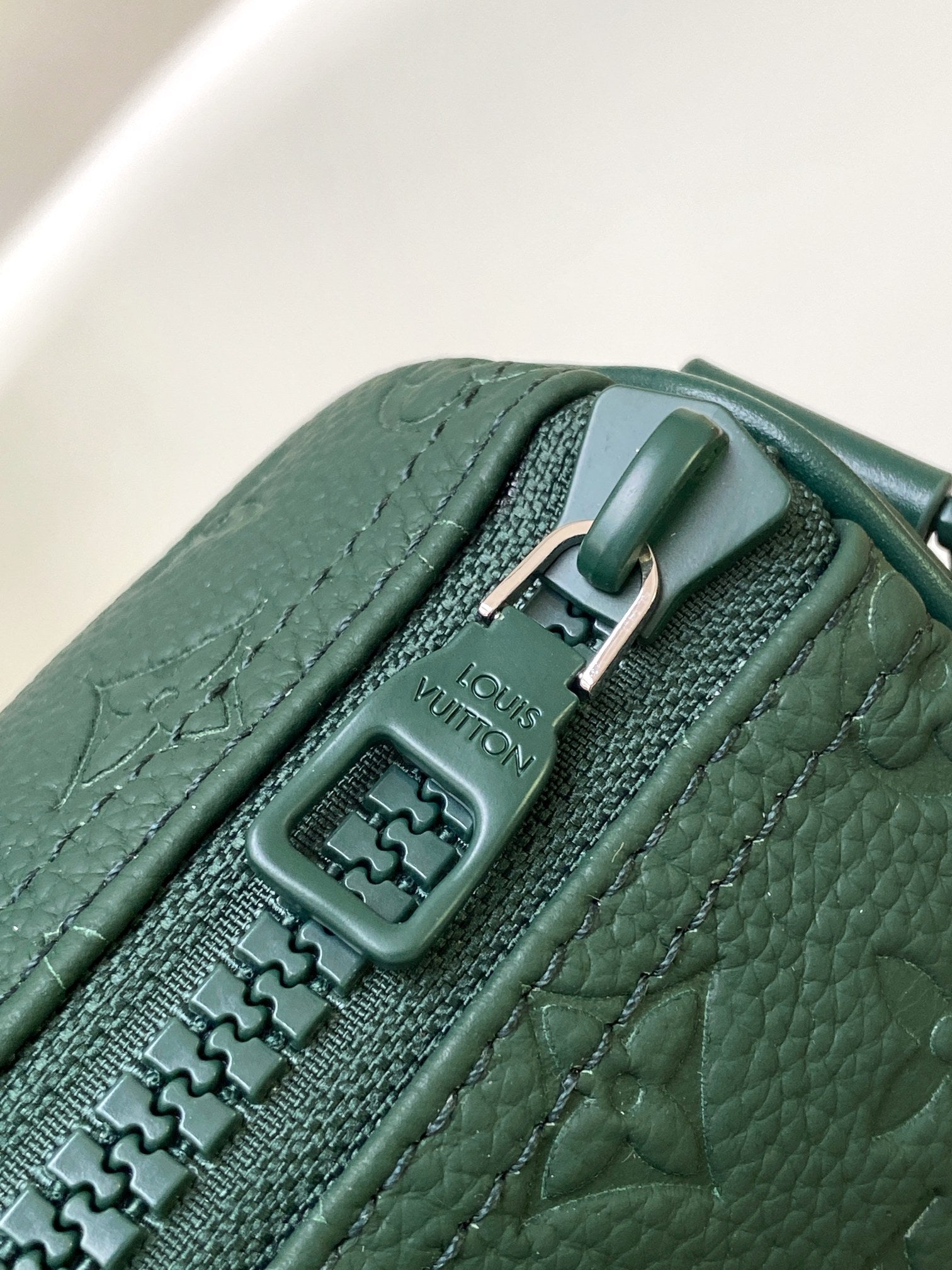 Sac bandoulière Keepall 25 en cuir de veau monogrammé vert forêt