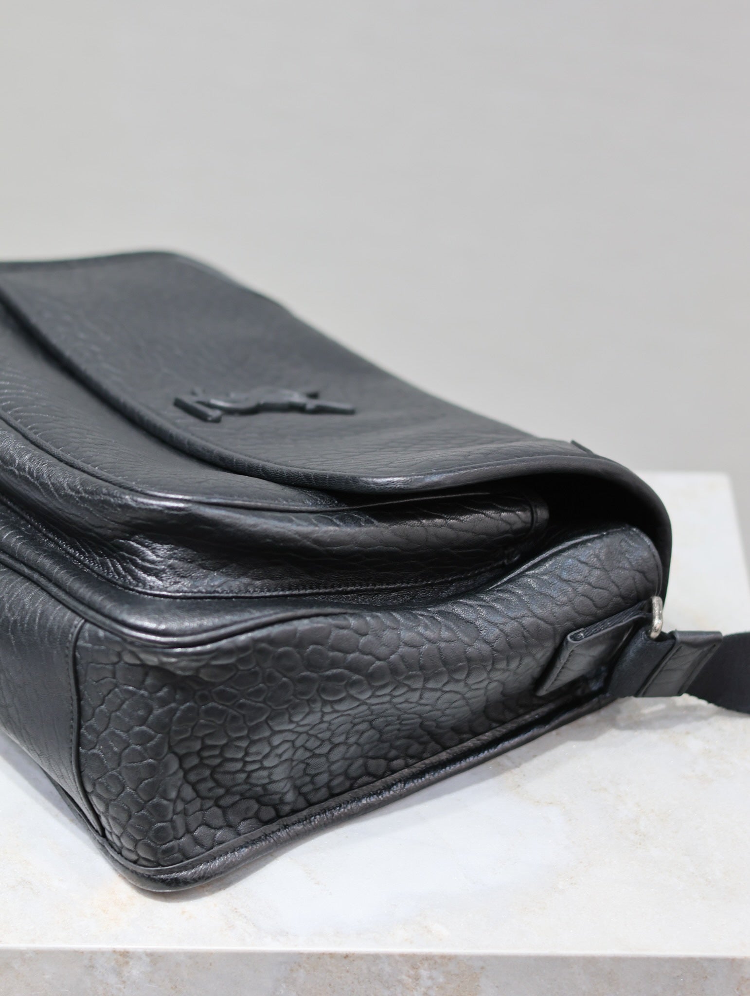 NIKI LARGE 32インチ ブラックエレファントパターンラムスキン