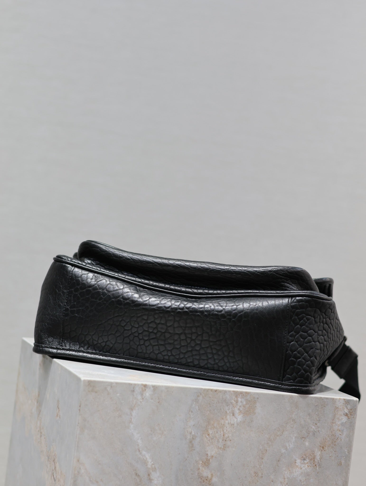 NIKI LARGE 32インチ ブラックエレファントパターンラムスキン