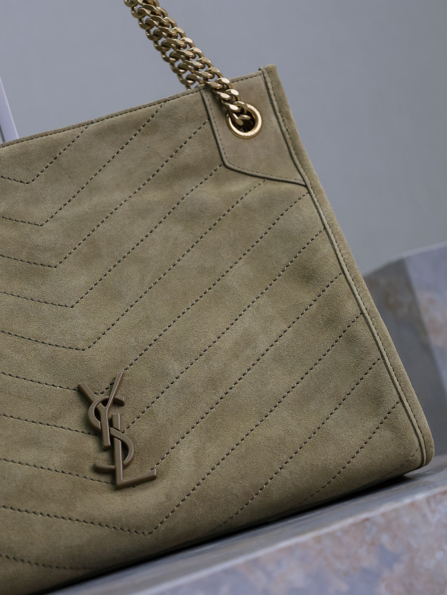 ニキ ショッピングバッグ 33 エクリュベージュ スエード ゴールド金具