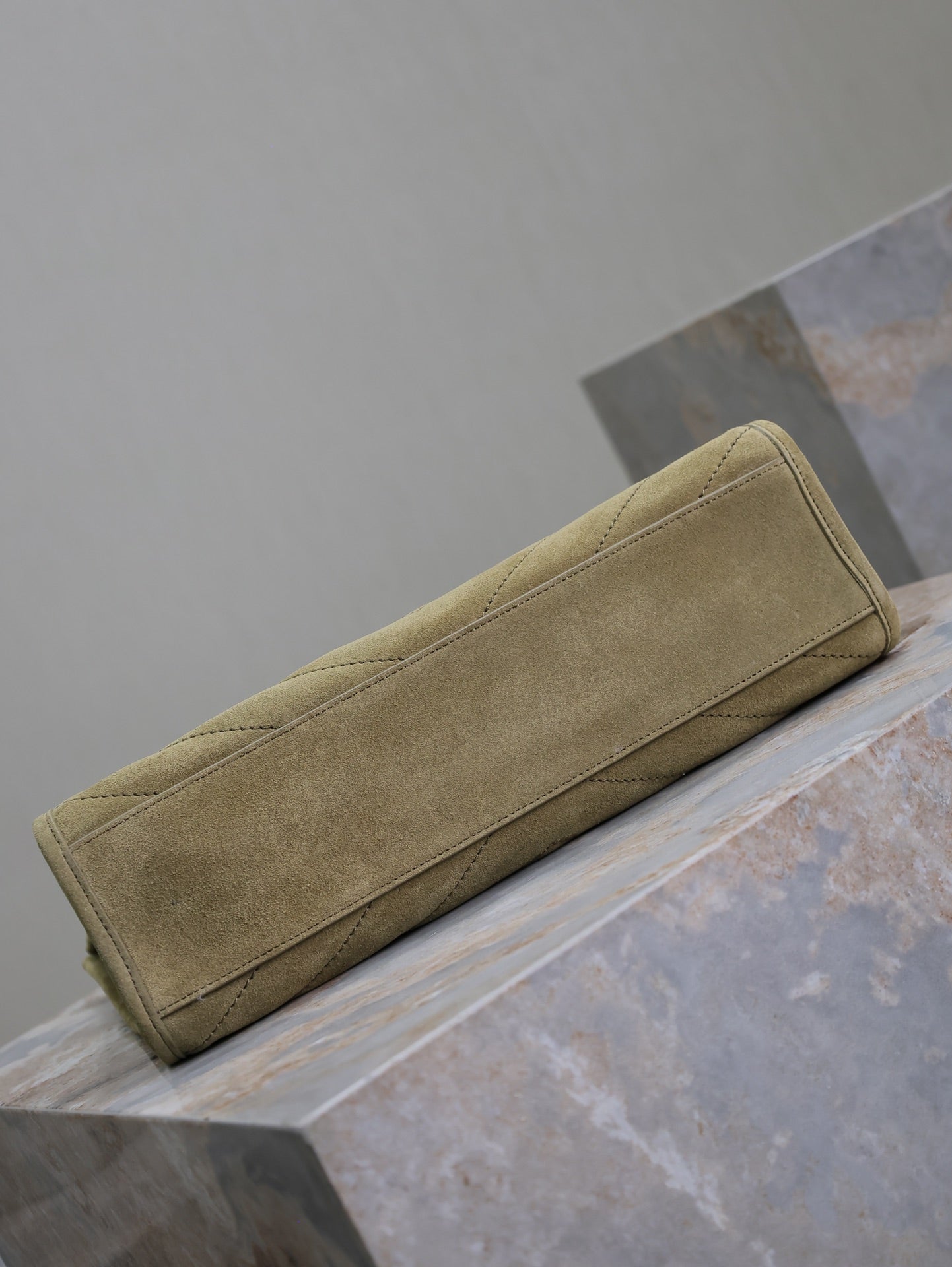 ニキ ショッピングバッグ 33 エクリュベージュ スエード ゴールド金具