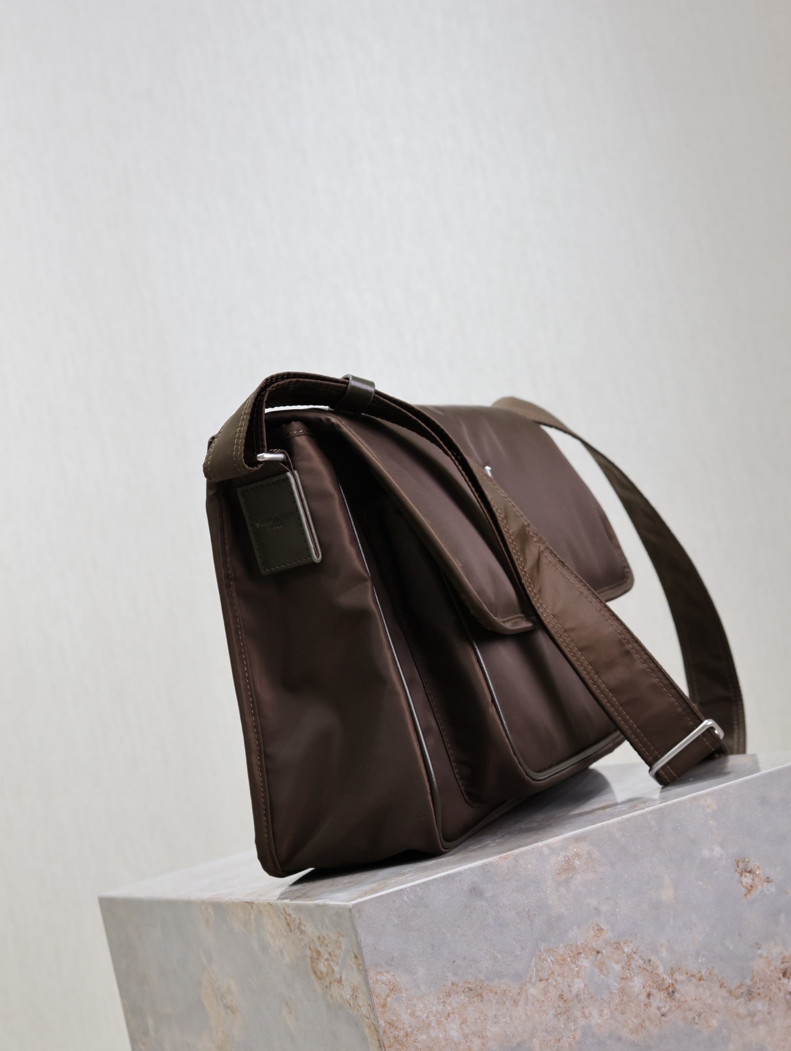 NIKI LARGE 32インチ チョコレートナイロン シルバーロゴ