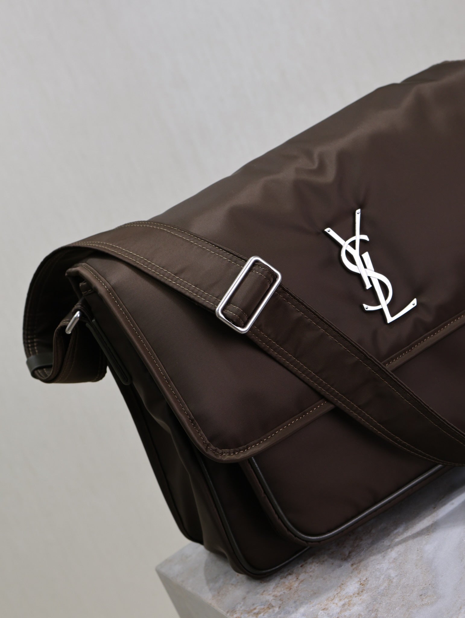 NIKI LARGE 32インチ チョコレートナイロン シルバーロゴ