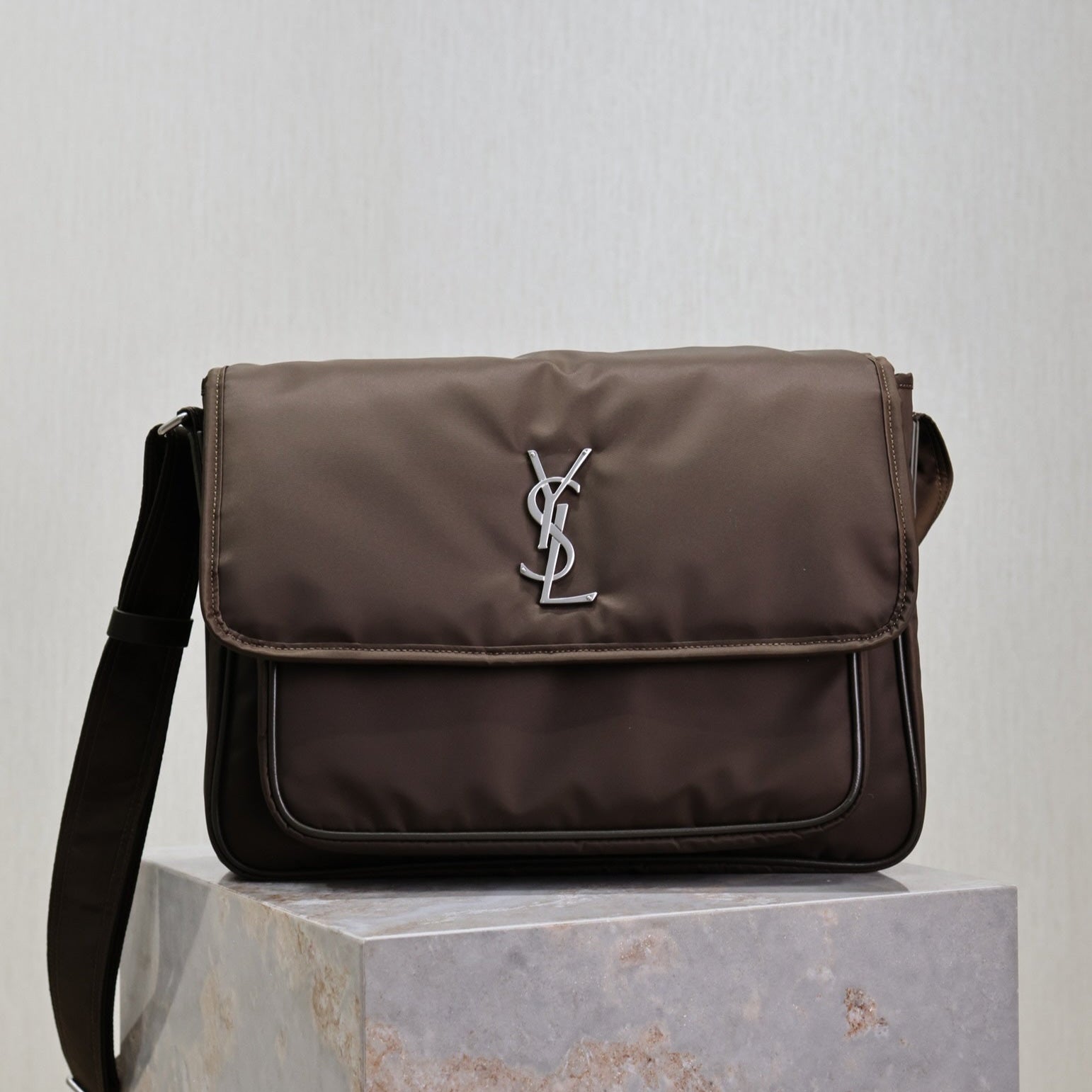 NIKI LARGE 32インチ チョコレートナイロン シルバーロゴ