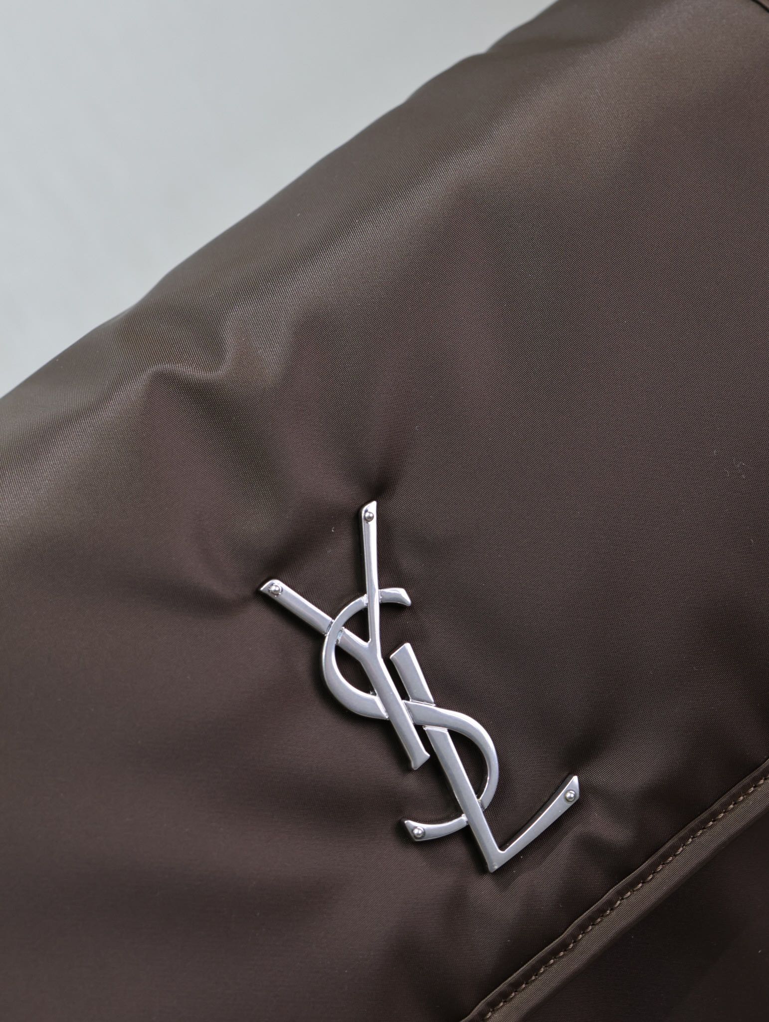 NIKI LARGE 32インチ チョコレートナイロン シルバーロゴ