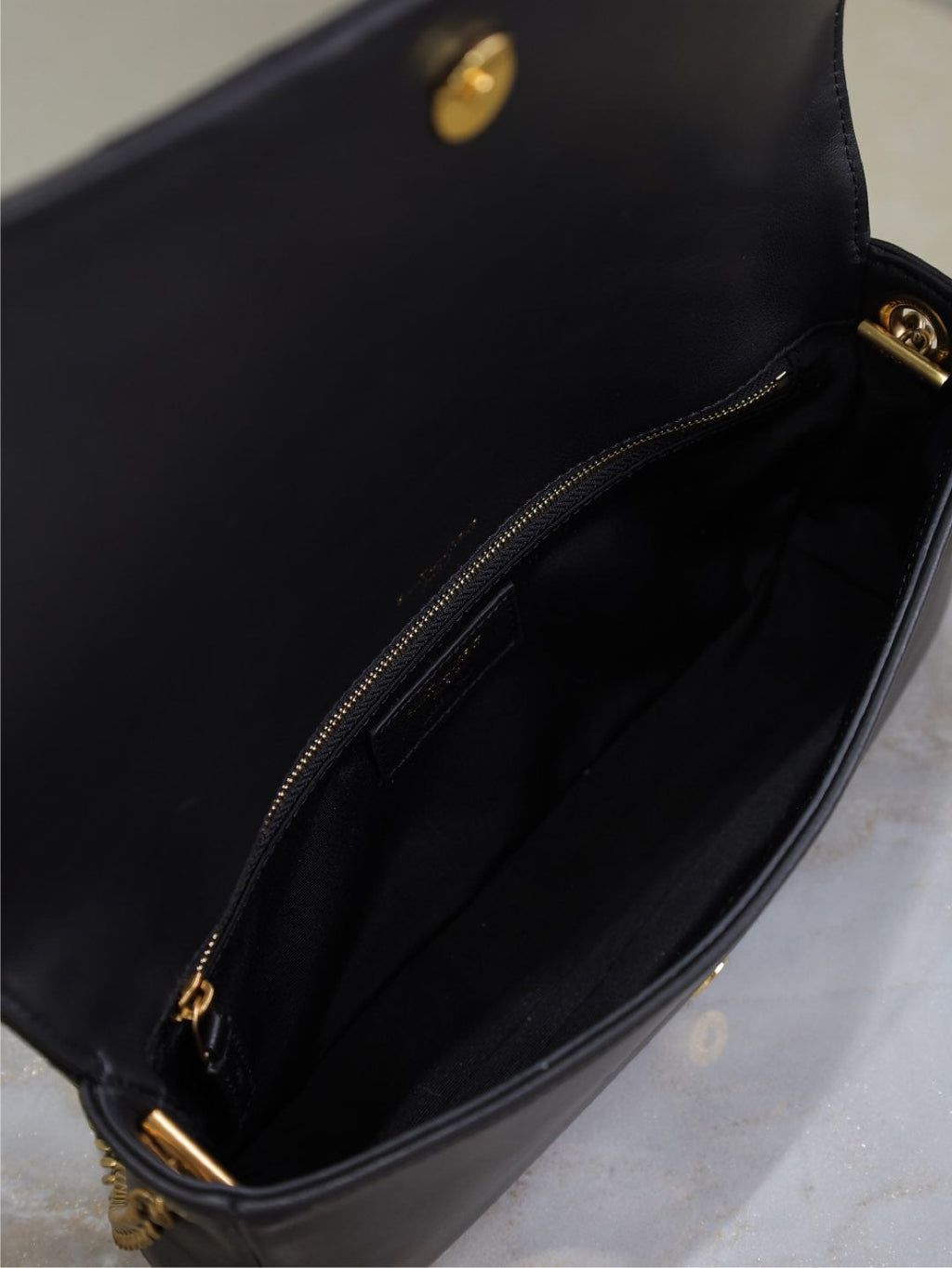 SAC KATE 99 MOYEN 26 PO EN CUIR DE VEAU NAPPA MATELASSÉ NOIR AVEC FERMOIR CUIVRÉ