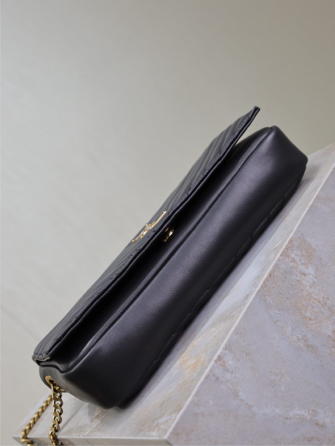 SAC KATE 99 MOYEN 26 PO EN CUIR DE VEAU NAPPA MATELASSÉ NOIR AVEC FERMOIR CUIVRÉ