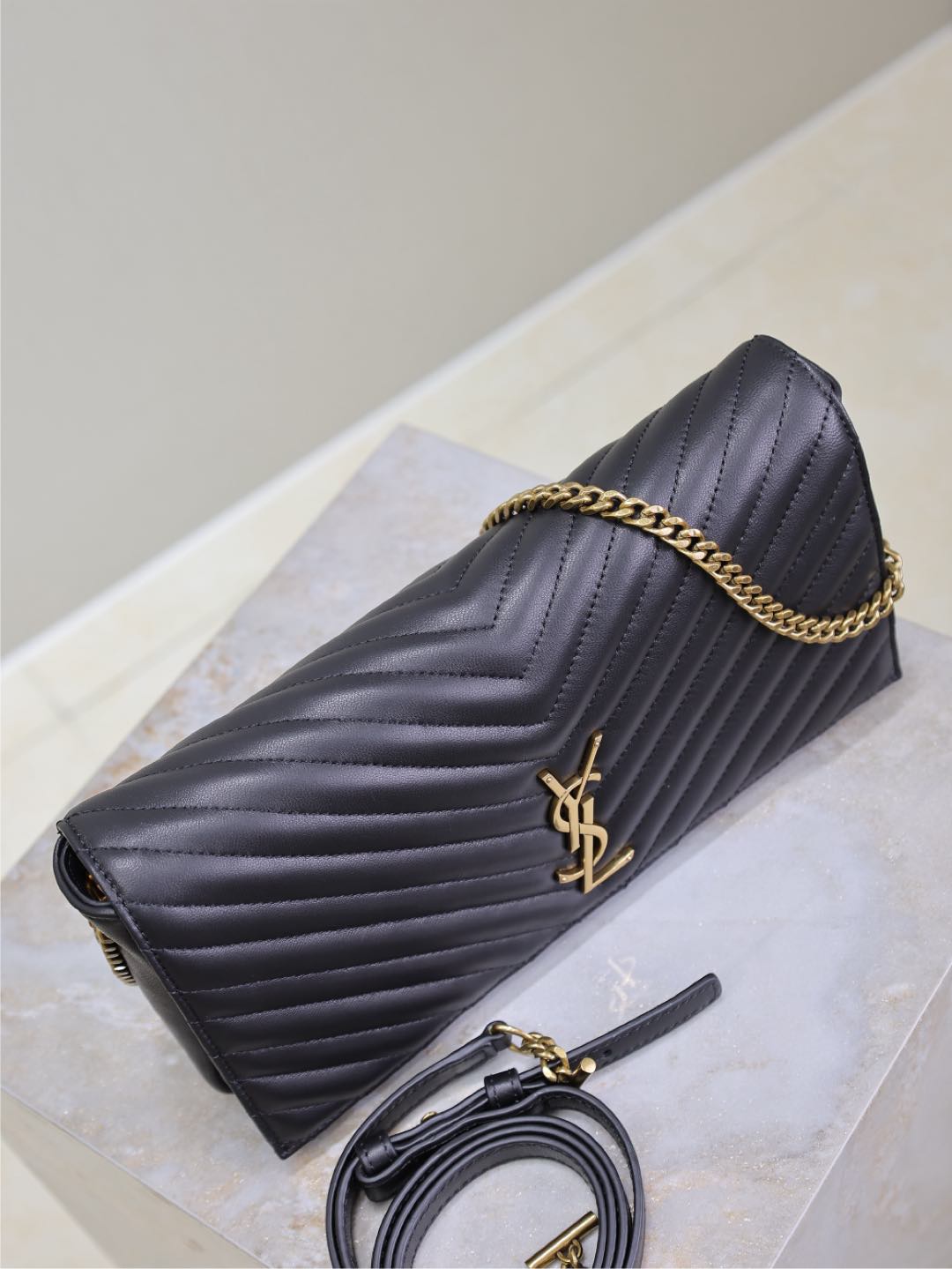 SAC KATE 99 MOYEN 26 PO EN CUIR DE VEAU NAPPA MATELASSÉ NOIR AVEC FERMOIR CUIVRÉ