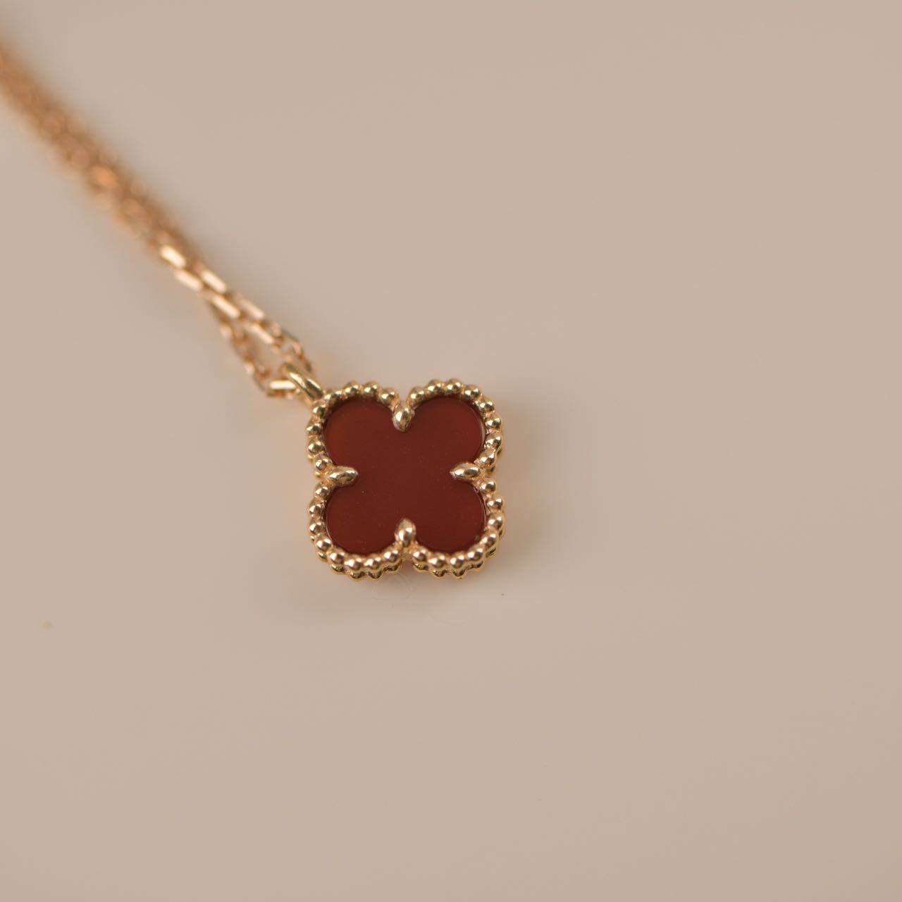 [Shinejoy]CLOVER MINI 9.5MM WHITE CARNELIANS NECKLACE